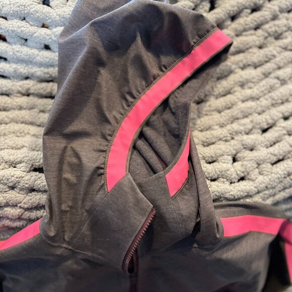 Lululemon The Drizz Lightweight Rain Jacket in Black Cherry Size 4 - Picture 6 of 16